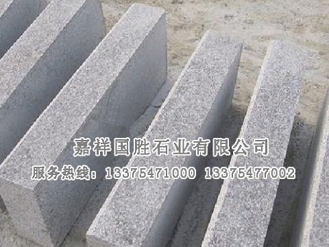 點(diǎn)擊查看詳細(xì)信息<br>標(biāo)題：紅色花崗巖路沿石 閱讀次數(shù)：2729